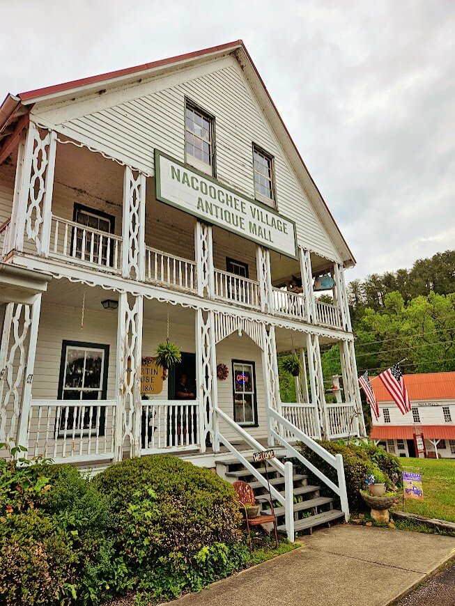 Nacoochee Antiques Mall Exterior